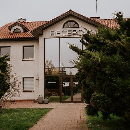 Hotel Garden Oleśnica エクステリア 写真