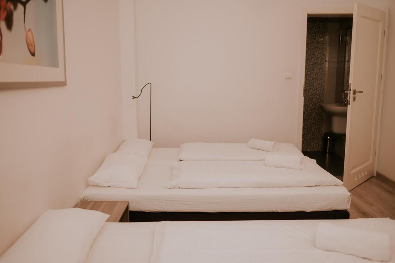 Hotel Garden Oleśnica エクステリア 写真