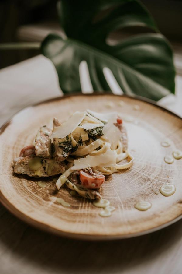 Hotel Garden Oleśnica エクステリア 写真
