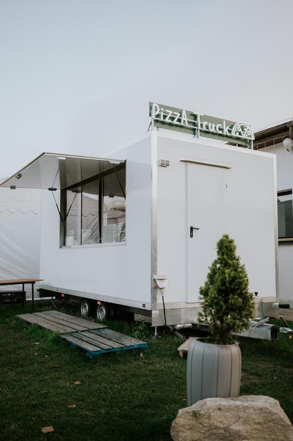 Hotel Garden Oleśnica エクステリア 写真