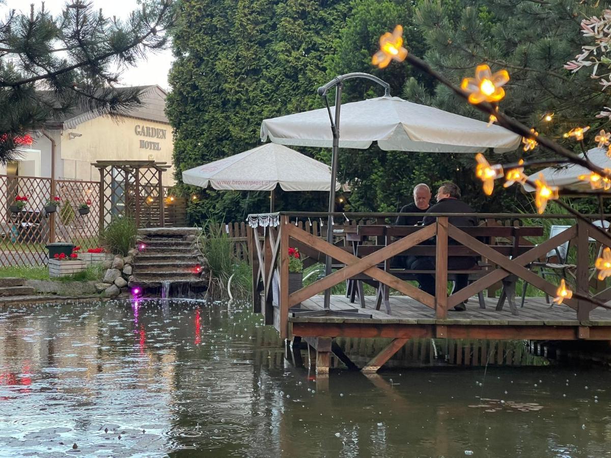 Hotel Garden Oleśnica エクステリア 写真