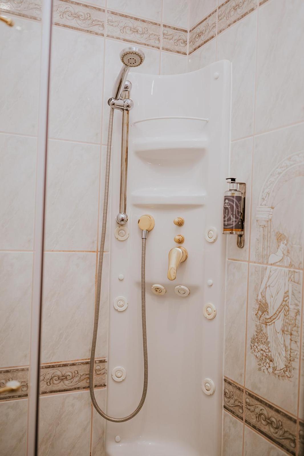 Hotel Garden Oleśnica エクステリア 写真