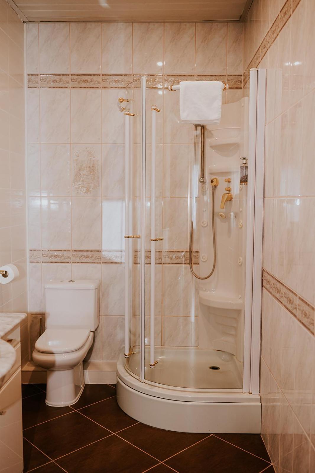 Hotel Garden Oleśnica エクステリア 写真