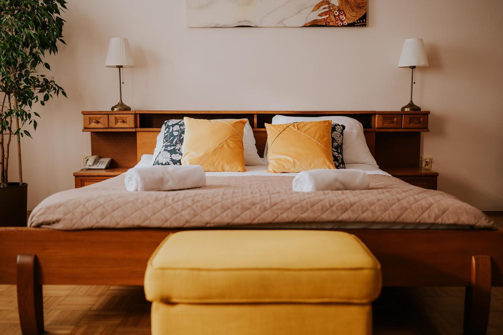 Hotel Garden Oleśnica エクステリア 写真
