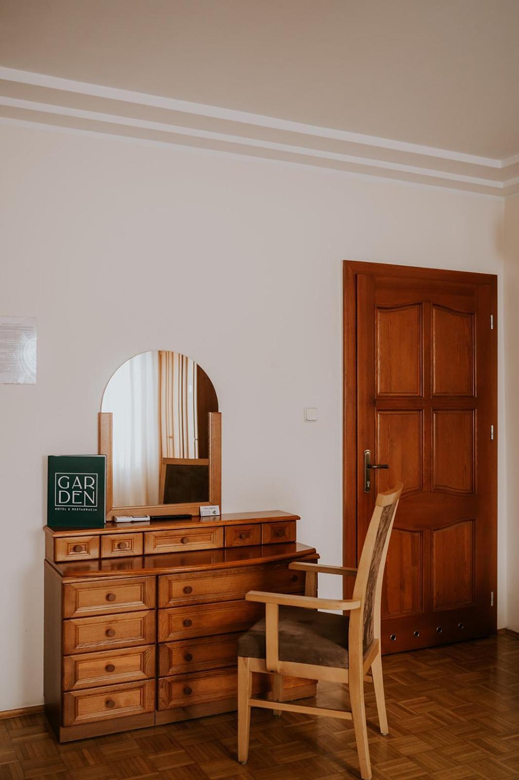Hotel Garden Oleśnica エクステリア 写真