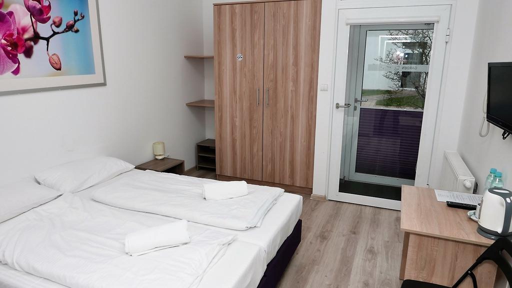 Hotel Garden Oleśnica エクステリア 写真