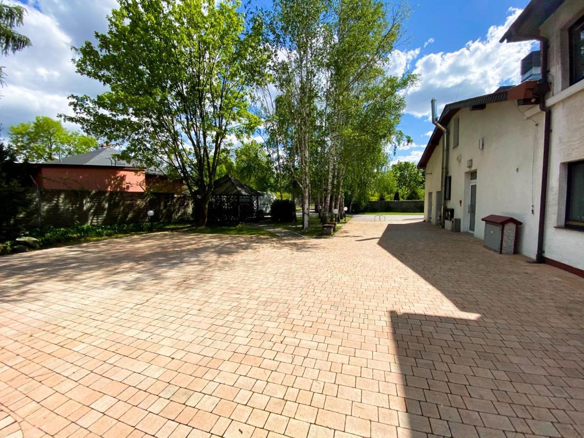 Hotel Garden Oleśnica エクステリア 写真