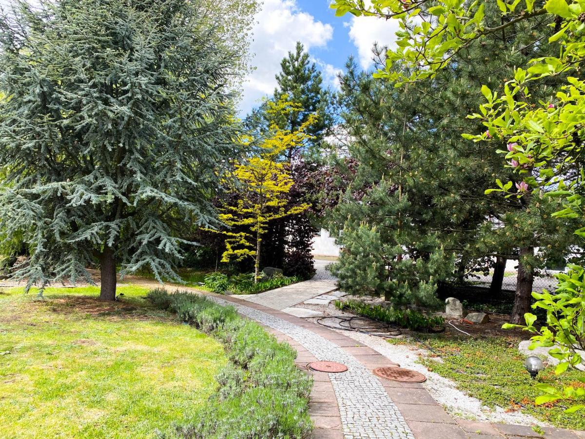 Hotel Garden Oleśnica エクステリア 写真